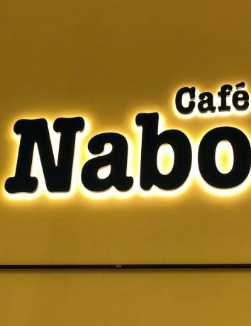 Cafe Nabo lysskilt