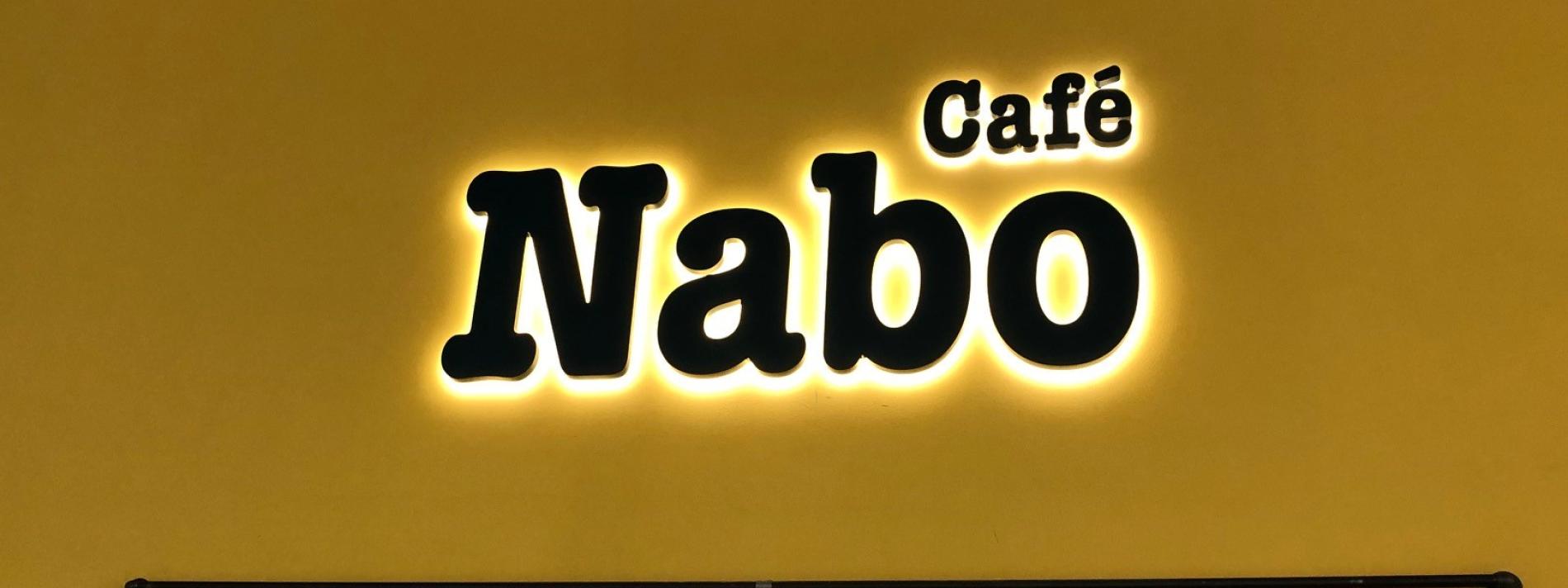 Cafe Nabo lysskilt