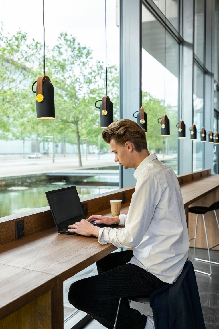 Cafe Nabo arbejde og kaffe.jpg